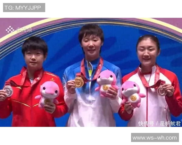 王曼昱领奖终露笑脸！张导满面红光太高兴 陈梦露齿笑孙颖莎很漠然